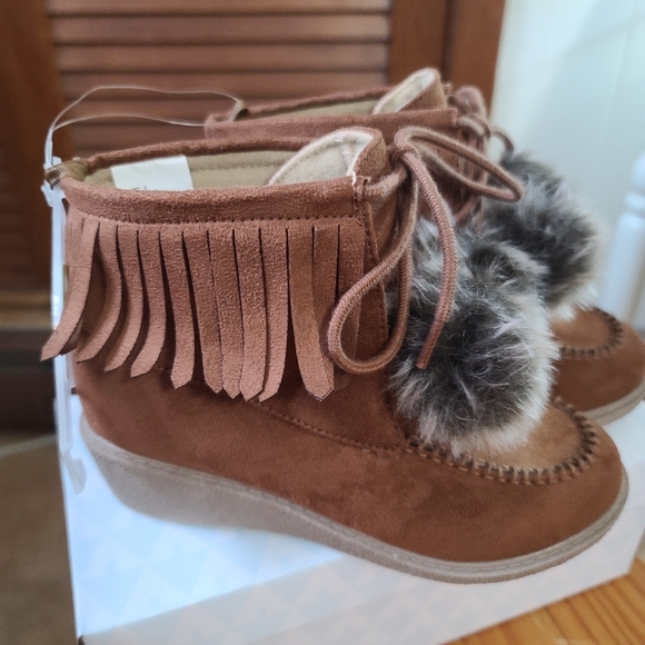 Crazy 8 Brown Moccasin Boots With Pom Poms - Picture 5 of 12